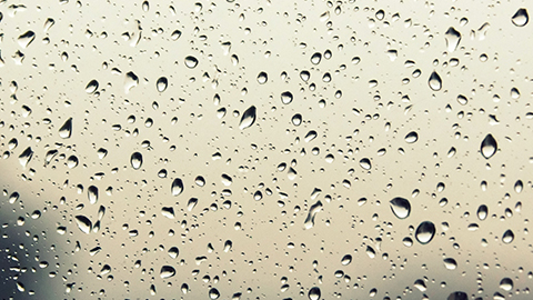 Regentropfen auf einer Fensterscheibe. (Link zu: Vergewaltigung/Nötigung)