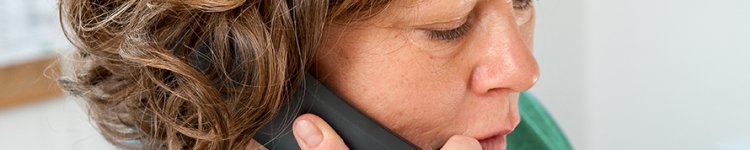 Eine Frau führt ein Telefongespräch. Eine Frau führt ein Telefongespräch.