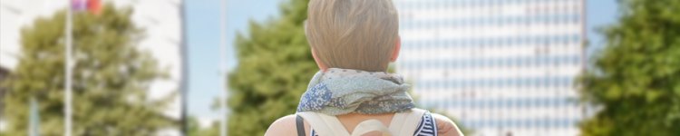 Eine junge Frau geht auf die Universität zu. Eine junge Frau geht auf die Universität zu.