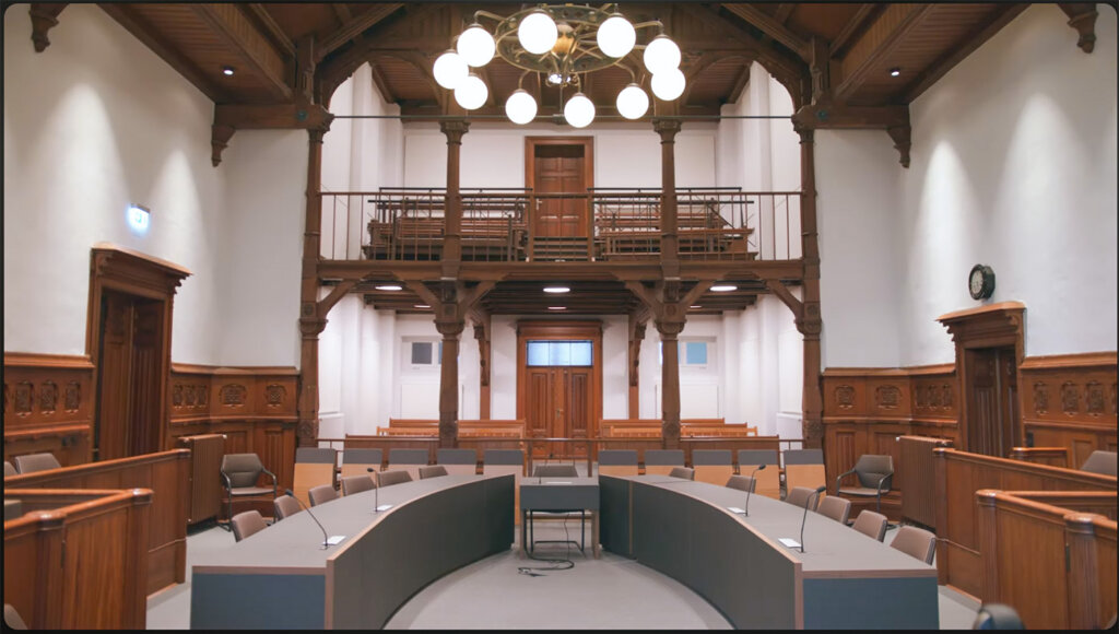 Bild: leerer Gerichtssaal